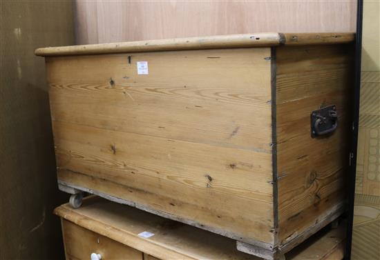 A pine blanket box, W.94cm